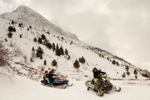 Girando en la curva sobre la nieve